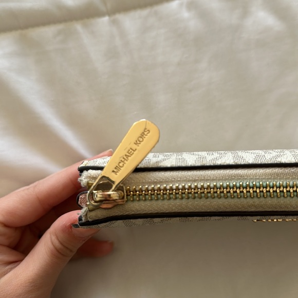 Michael Kors Pattern Wallet - Picture 5 of 11